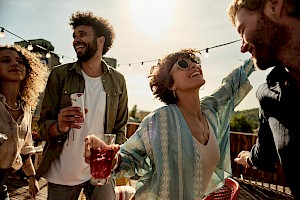 Horton-Stephens photographer Florian Geiss shoots motion and moving image photography of people having fun in outdoor travel destinations. Friends celebrating outside.