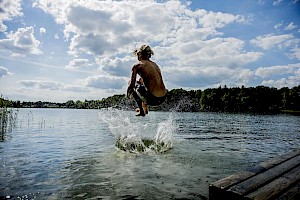 Florian Geiss, a London photographer with Horton-Stephens, captures lifestyle images of people having fun outdoors, drinking natural and authentic drinks.photography agency london. Water and marine imagery.