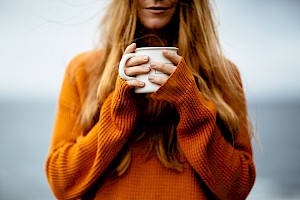 This colour photo shows a drinks outdoors scene by James Bowden, UK  photographer, represented by Horton-Stephens photographer’s agents specialises in natural and authentic  lifestyle outdoors nature photographic images.